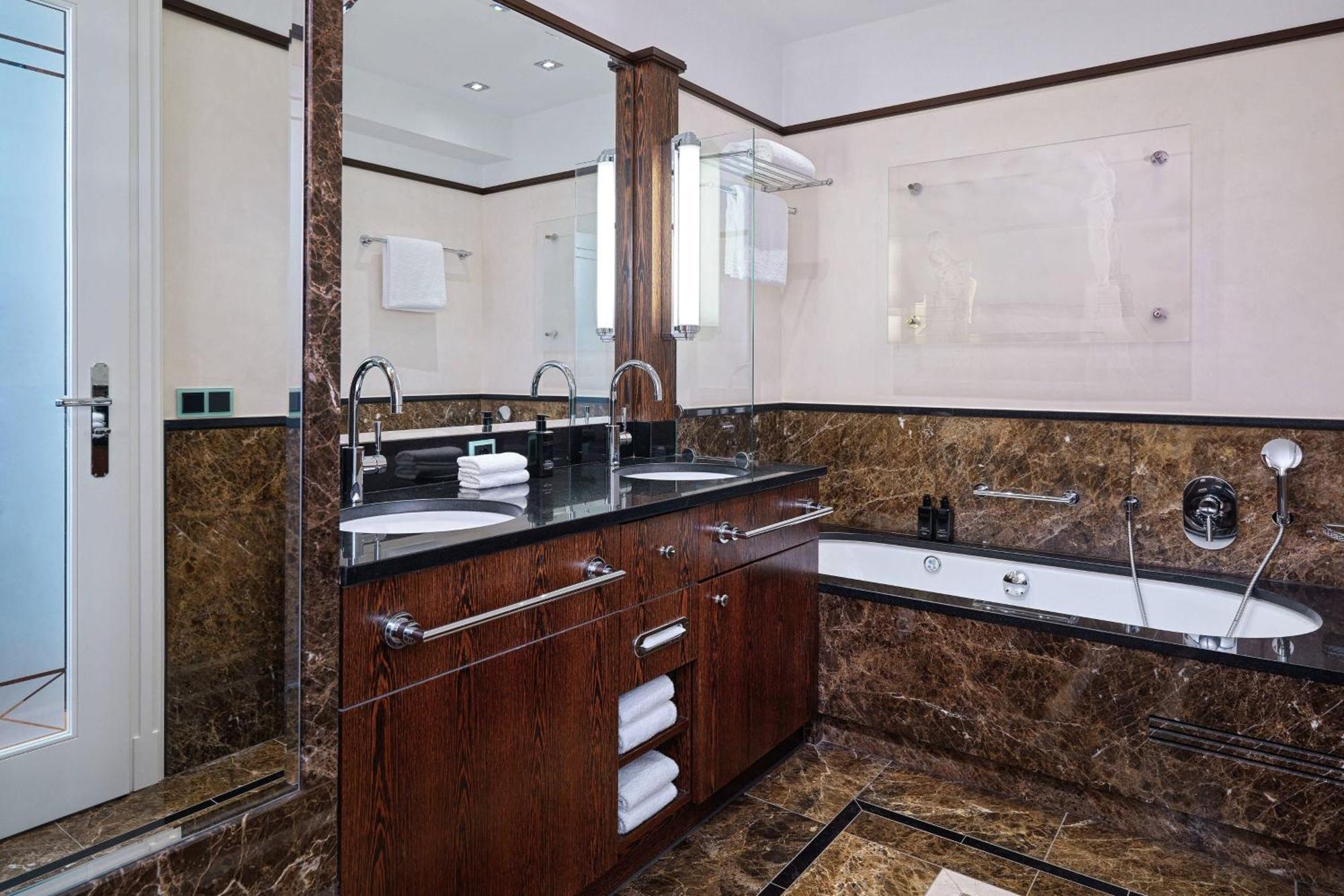 Hotel Elephant Weimar, Autograph Collection Zewnętrze zdjęcie Bathroom