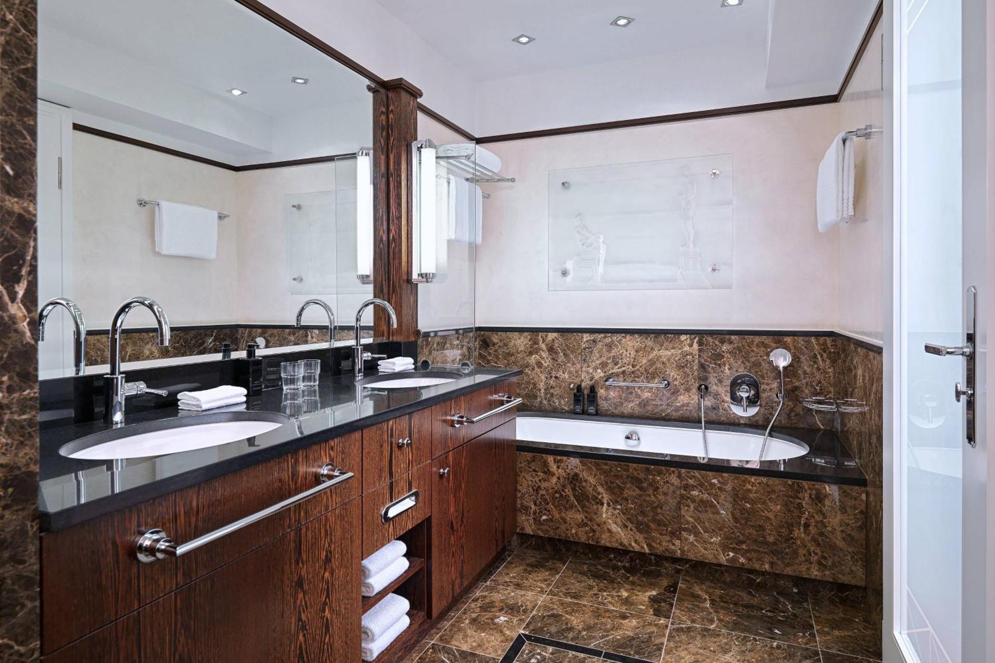 Hotel Elephant Weimar, Autograph Collection Zewnętrze zdjęcie Bathroom